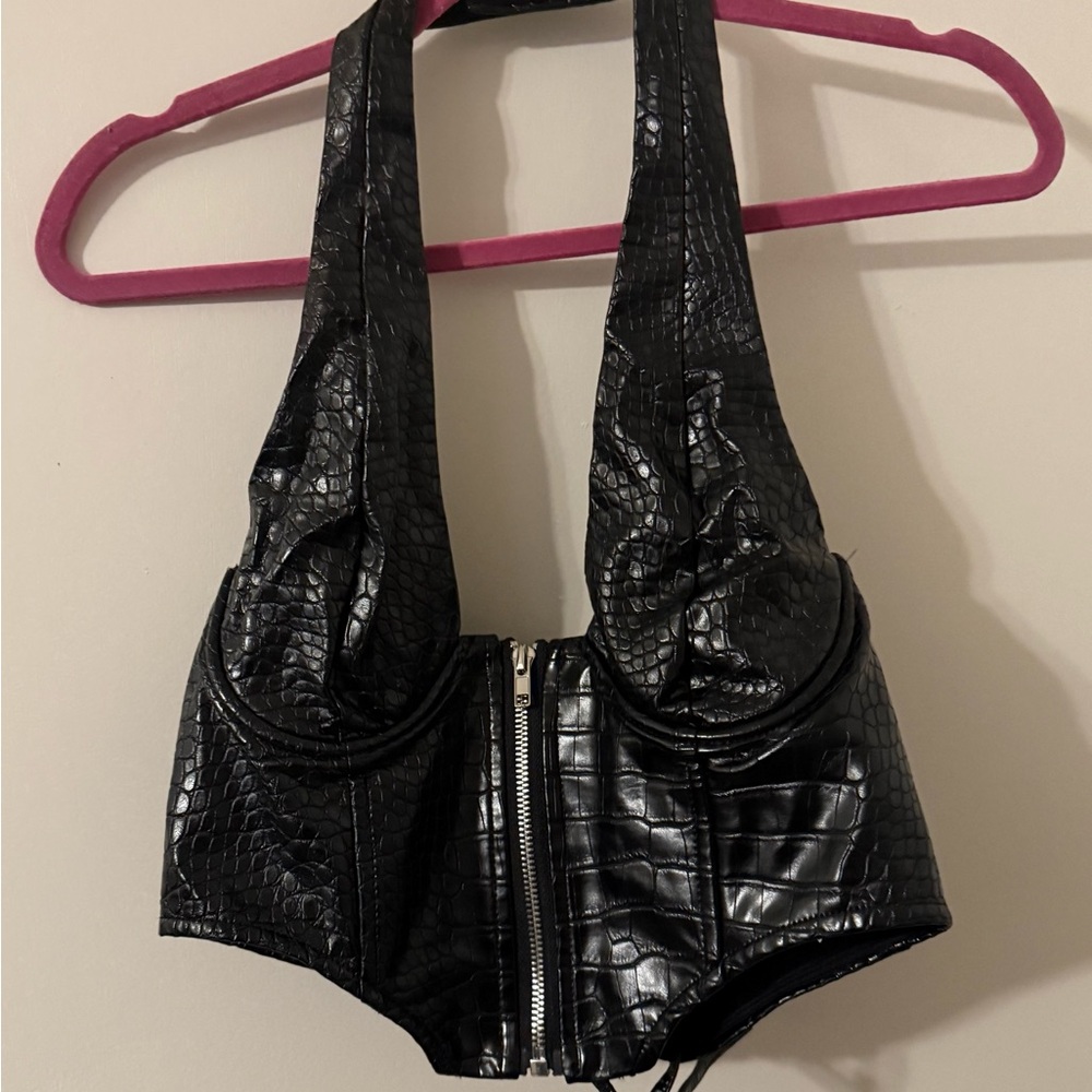 Edikted Shiny Black Croc-Pattern Crop Top